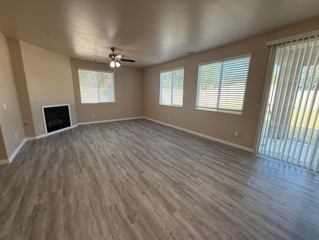 1902 Holt Rinehart Ave in Bakersfield, CA - Building Photo - Building Photo