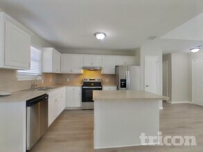 16295 Hidden Deer Ln in Conroe, TX - Foto de edificio - Building Photo