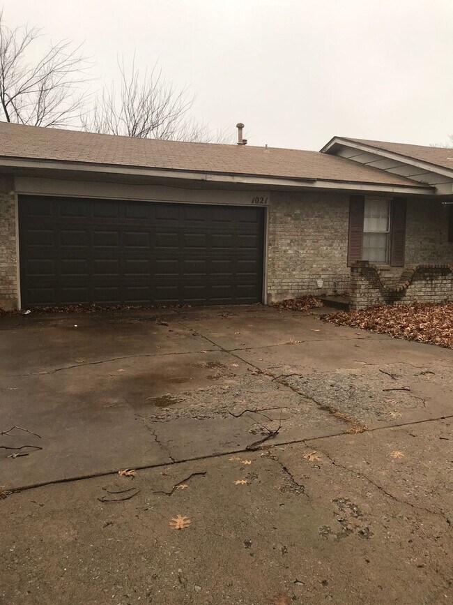 1021 Crown Dr in Edmond, OK - Building Photo - Building Photo