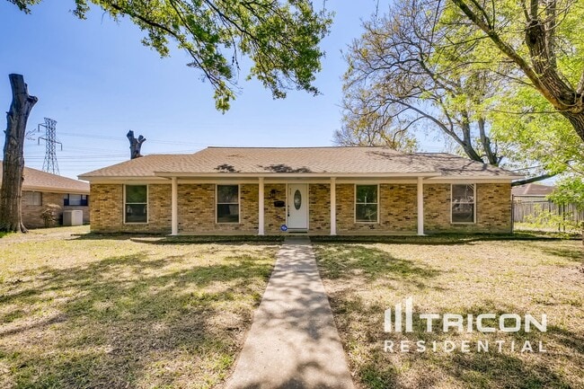8127 Twin Hills Dr in Houston, TX - Foto de edificio - Building Photo