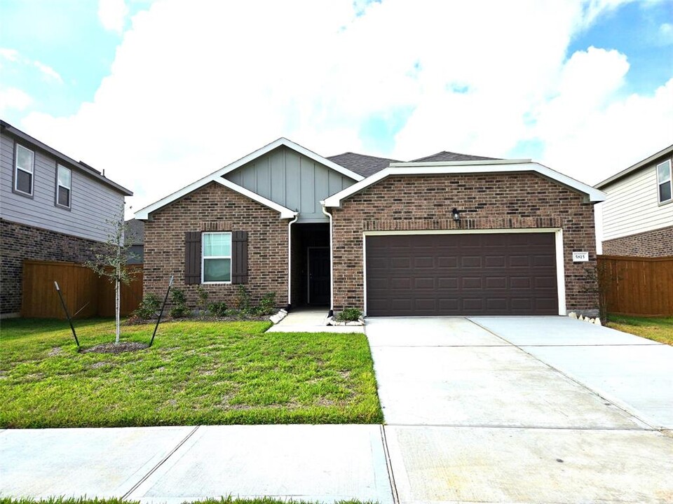 5815 Bright Keel Dr in Katy, TX - Foto de edificio