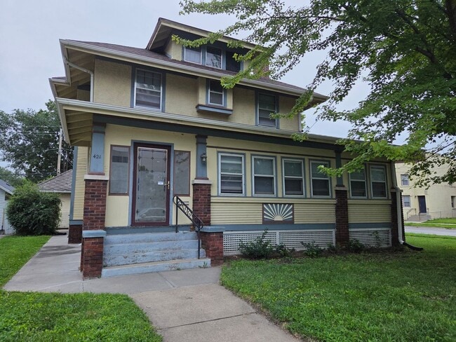 property at 421 S 8th St
