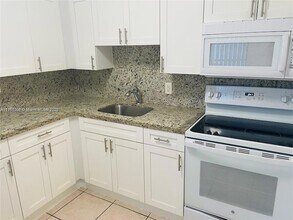 9440 Fontainebleau Blvd in Miami, FL - Building Photo - Building Photo