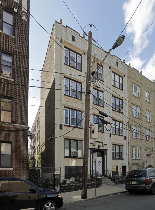 7 Armstrong Ave in Jersey City, NJ - Foto de edificio - Building Photo