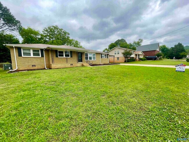 304 Meadowbrook Dr SE in Huntsville, AL - Building Photo - Building Photo