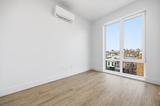 379 Hawthorne St, Unit 4B in Brooklyn, NY - Building Photo - Building Photo