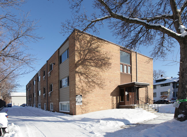 327 University Ave SE in Minneapolis, MN - Building Photo - Building Photo