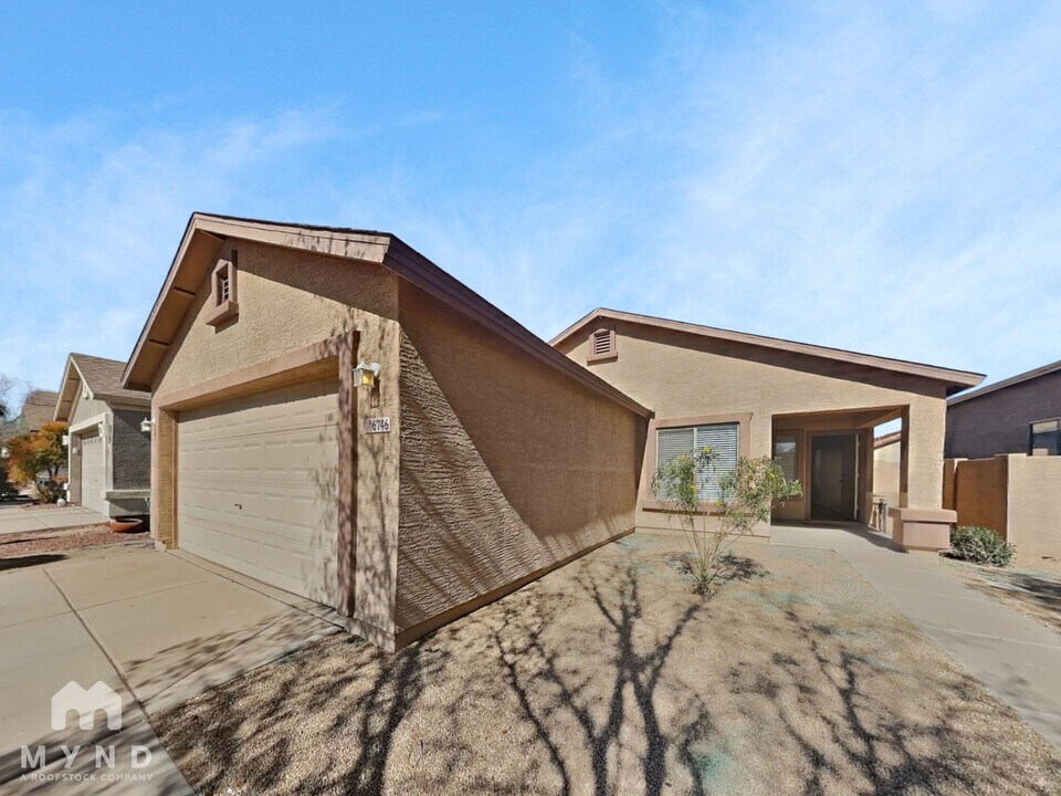 6746 E Pine Way in Florence, AZ - Building Photo