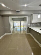 8003 NW 70th Ave in Tamarac, FL - Foto de edificio - Building Photo
