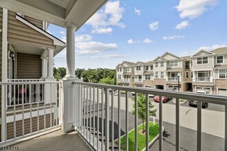52 Autumn Way in Montvale, NJ - Building Photo - Building Photo