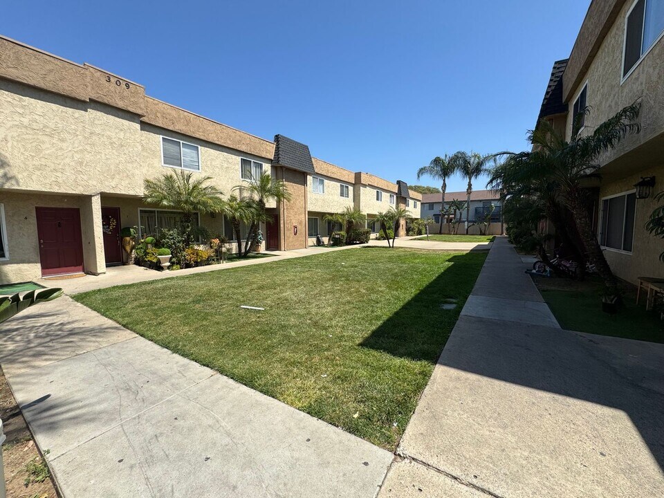 311 S Mollison Ave in El Cajon, CA - Building Photo