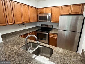 10101 Grosvenor Pl in Rockville, MD - Building Photo - Building Photo