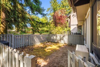 12301 NE 149th St in Kirkland, WA - Building Photo - Building Photo