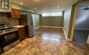 926 Flagship Dr in Mississauga, ON - Building Photo - Building Photo