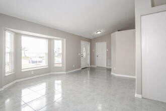 317 SW Duxbury Ave in Port St. Lucie, FL - Building Photo - Building Photo