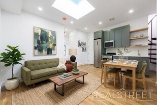 Stunning Penthouse 3 bed 3 Bath with Private Roof & WD in unit and more! in Brooklyn, NY - Building Photo