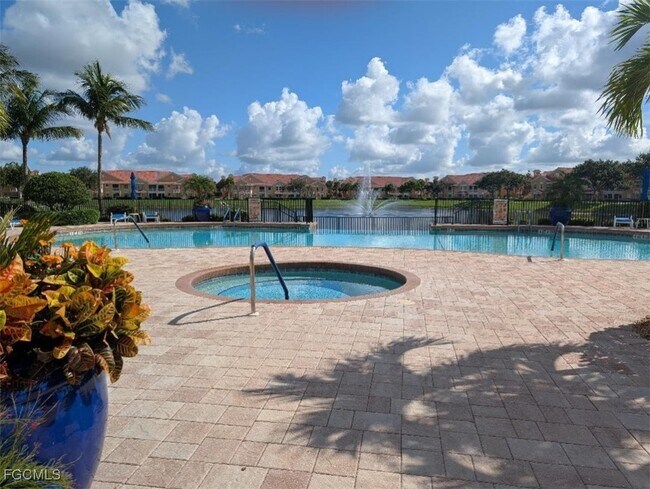 1813 Concordia Lake Cir in Cape Coral, FL - Foto de edificio - Building Photo