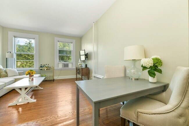 1060 Beacon St, Unit 12 in Brookline, MA - Building Photo - Building Photo