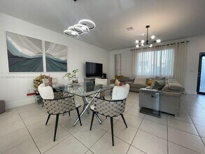 4654 NW 83rd Pkwy in Doral, FL - Building Photo - Building Photo