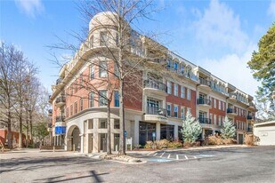 560 Dutch Valley Rd NE in Atlanta, GA - Building Photo