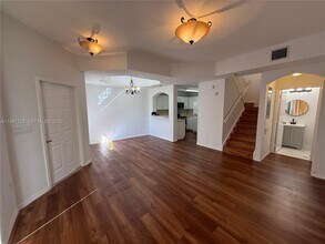 764 SW 106th Ave in Pembroke Pines, FL - Foto de edificio - Building Photo