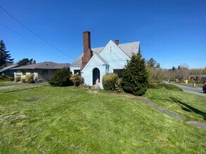 1421 Lakeway Dr in Bellingham, WA - Building Photo - Building Photo