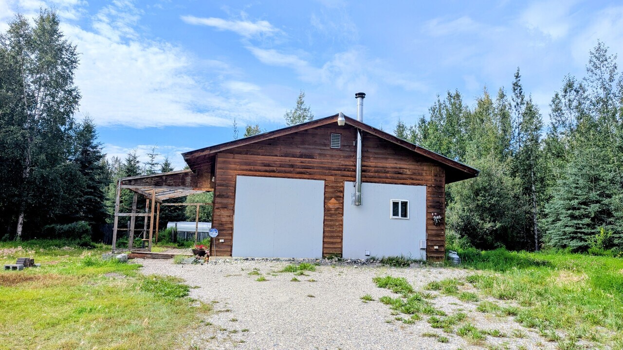 3451 Sharon Rd in North Pole, AK - Foto de edificio