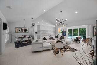 2252 Las Casitas Dr in Wellington, FL - Building Photo - Building Photo