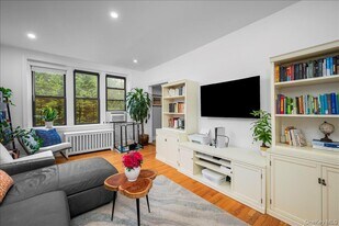 11 Alden Rd in Larchmont, NY - Building Photo