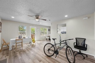 363 Fantail Loop, Unit B in Lakeway, TX - Foto de edificio - Building Photo