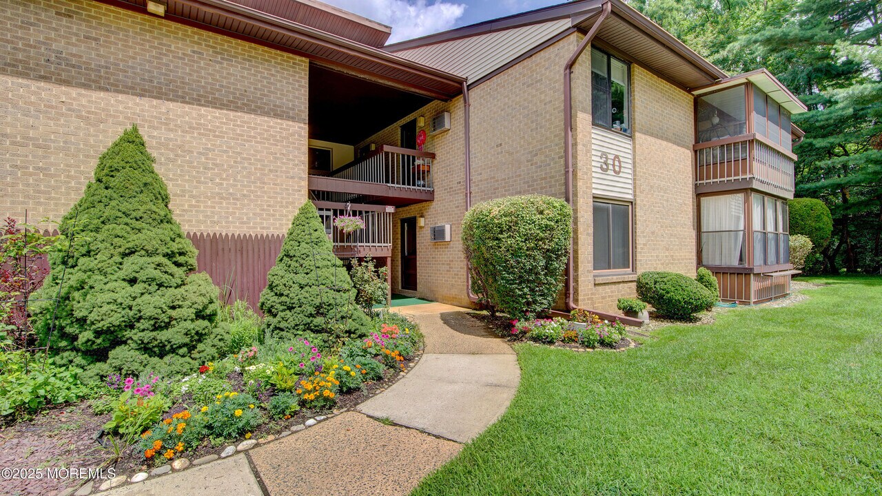 30 Meadow Green Cir in Englishtown, NJ - Building Photo