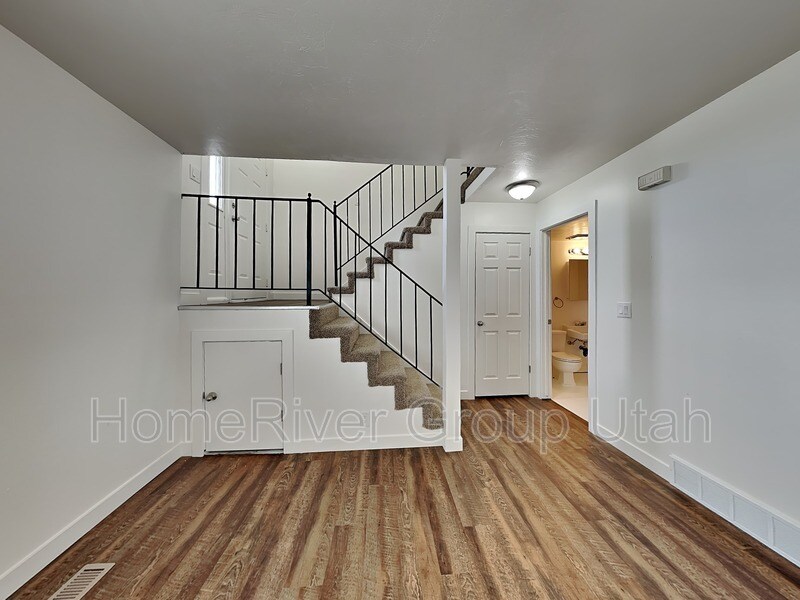 176 W Foxbridge Dr in Midvale, UT - Foto de edificio