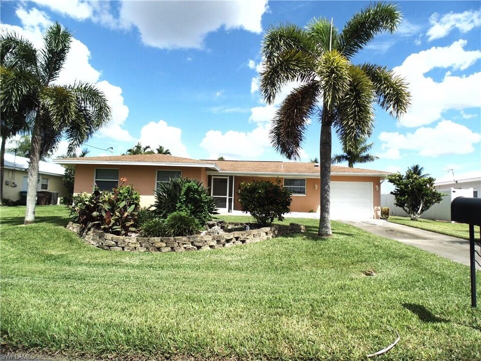 3323 SE 19th Ave in Cape Coral, FL - Building Photo