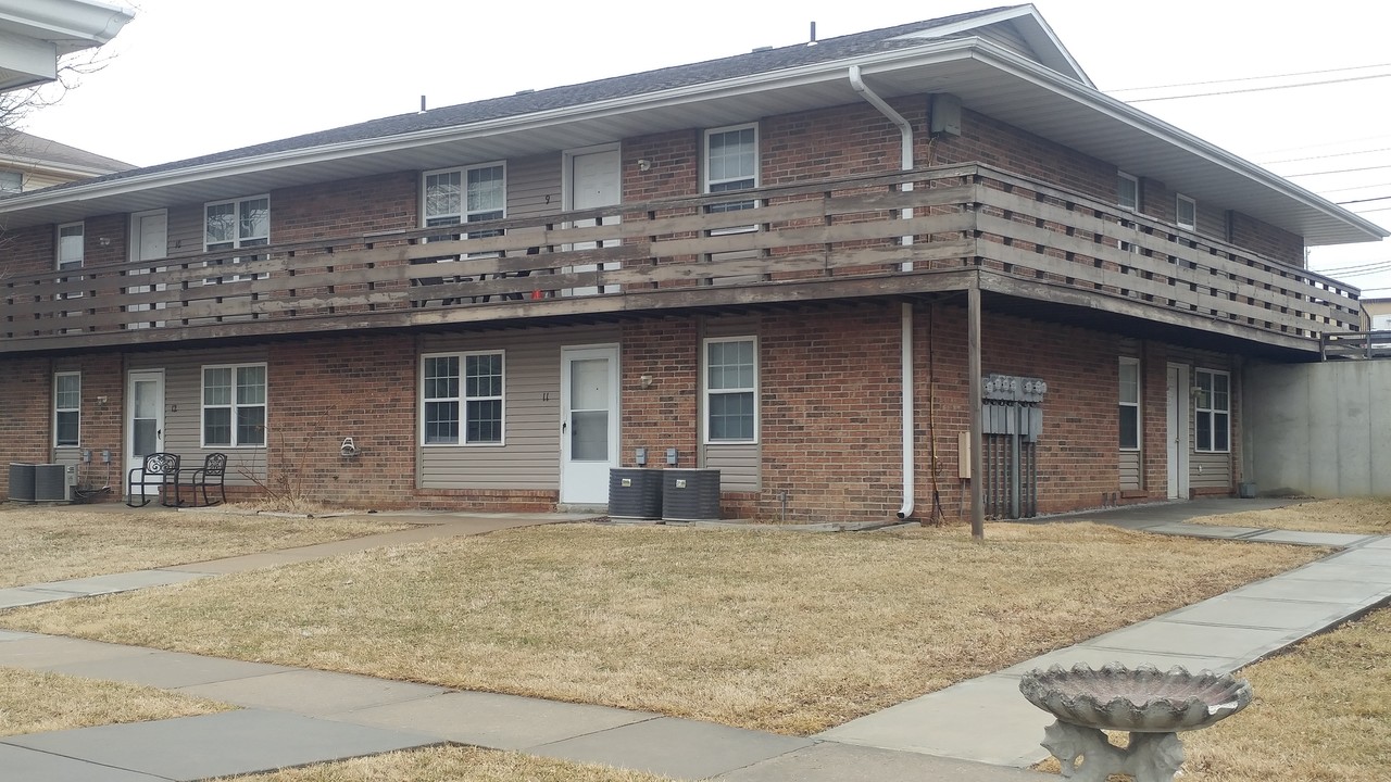 Apple Manor Apartments in Pleasant Hill, MO - Building Photo