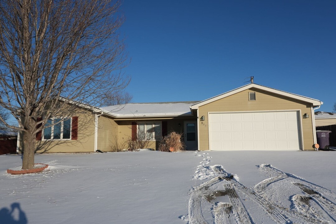 503 Bronco Way in Ogden, KS - Foto de edificio