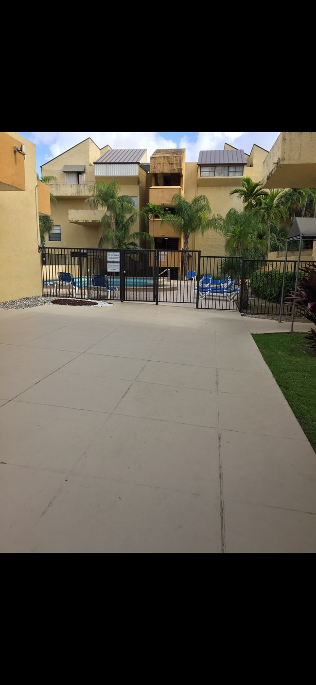 10500 SW 108th St, Unit B 302 in Miami, FL - Building Photo - Building Photo