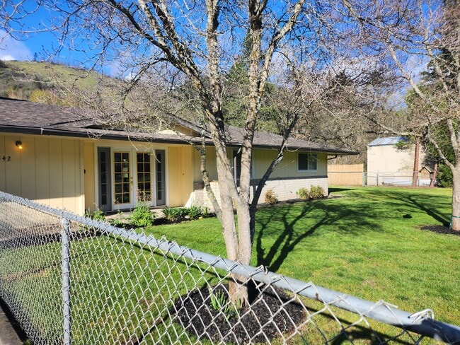 4542 Averill Dr in Grants Pass, OR - Building Photo - Building Photo