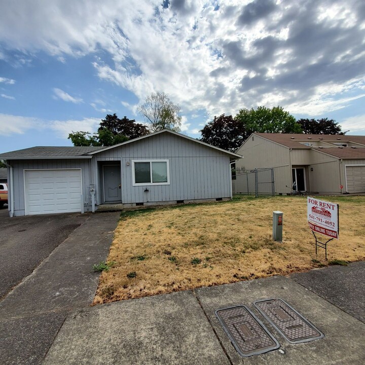 1588 Del Rio Ave SE in Albany, OR - Foto de edificio