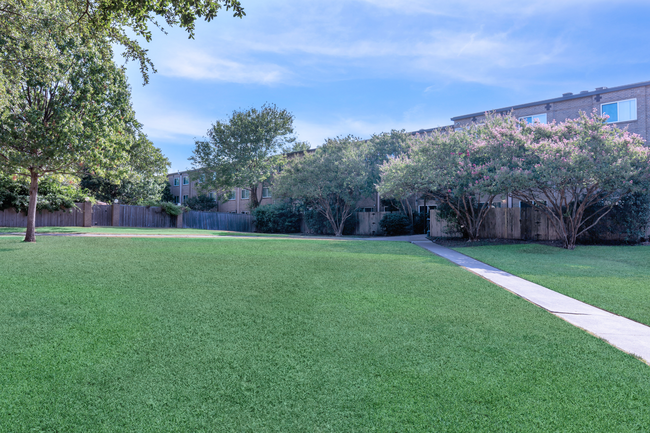 Paradise Gardens 55+ Senior Apartments in Dallas, TX - Building Photo - Building Photo