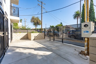 4517 Kingswell Ave in Los Angeles, CA - Foto de edificio - Building Photo