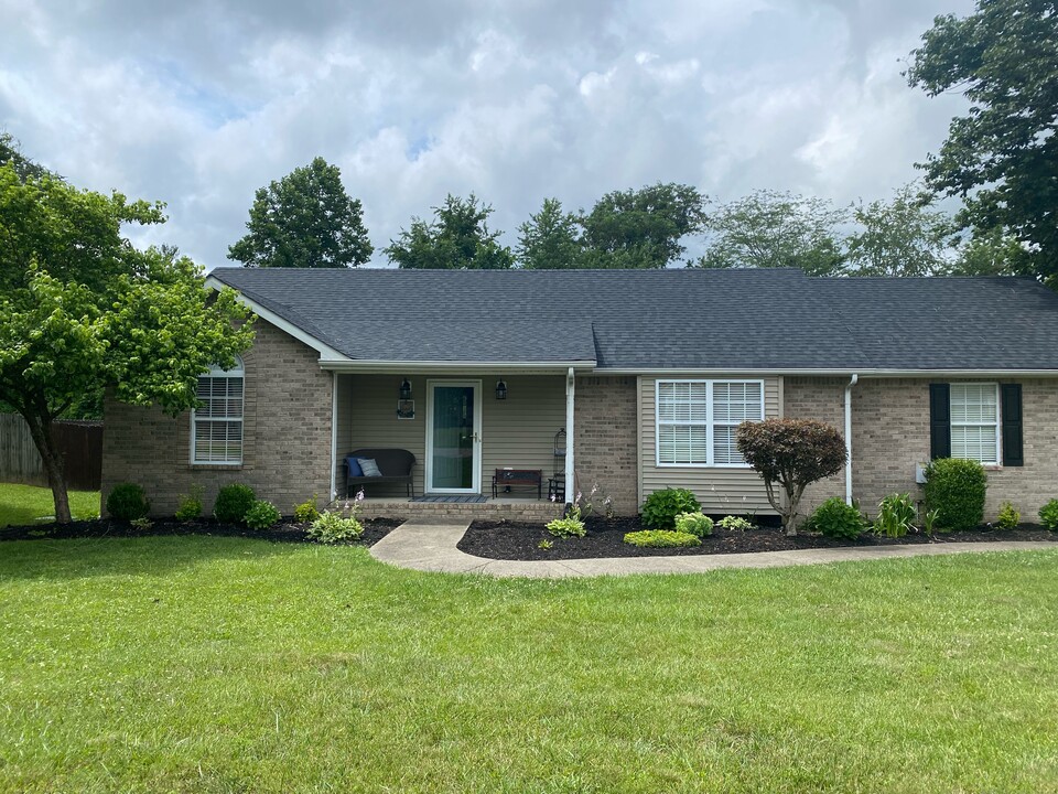 161 Honeysuckle Dr in White House, TN - Building Photo