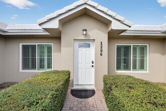 1206 Dolphin Rd in West Palm Beach, FL - Building Photo - Building Photo