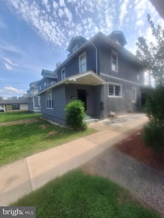 1306 Main St in Darby, PA - Building Photo