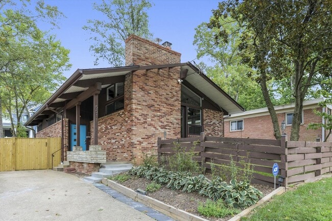 property at 5511 Huntington Pkwy