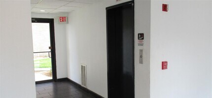 3025 Walnut Bend Ln in Houston, TX - Building Photo - Building Photo