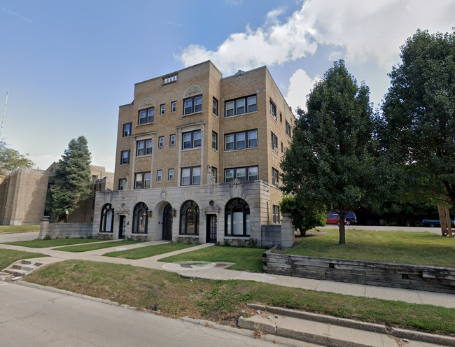 Whitestone Manor Apartments in Rockford, IL - Building Photo - Building Photo