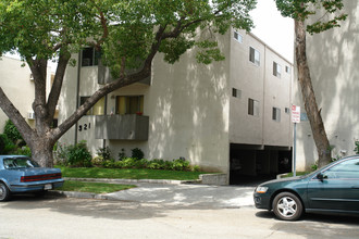 321 E Tujunga Ave in Burbank, CA - Building Photo - Building Photo