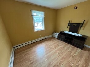 37 Mindres Ave, Unit 1 in Brentwood, NY - Foto de edificio - Building Photo