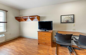 Furnished Studio-Wichita - South in Wichita, KS - Foto de edificio - Building Photo