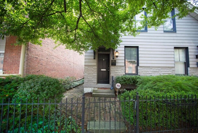 property at 715 S 5th St